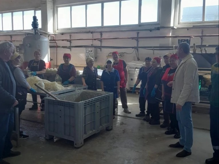 В рамках месячника охраны труда на Нагаткинском перерабатывающем комбинате начальник производства предприятия провел разъяснительную беседу с сотрудниками и с работниками цеха консервации.