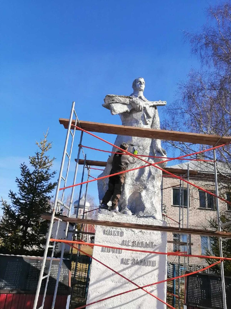 В селе Нижние Тимерсяны идет ремонт памятника.