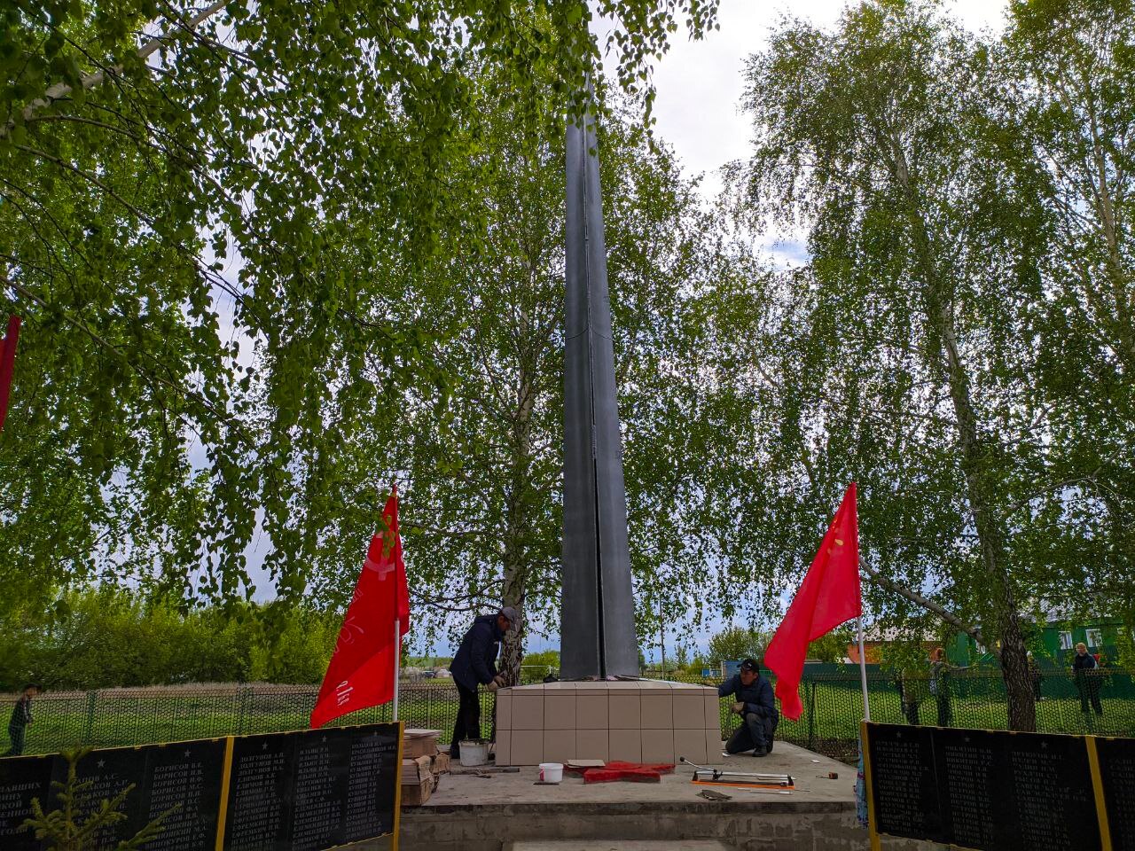 В Новых Алгашах своими силами обновили памятник.