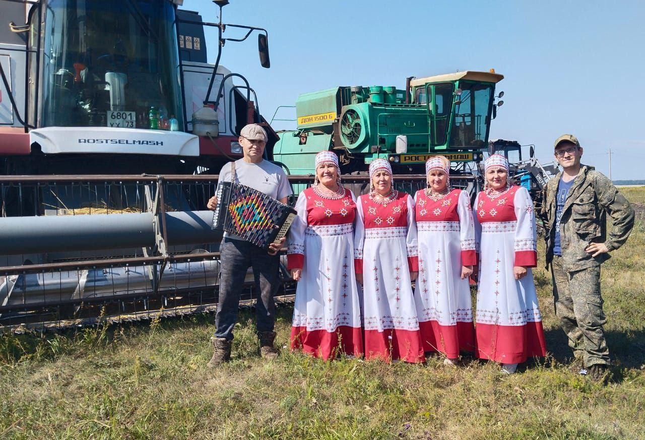 Творческие агитбригады продолжают выезды на поля.