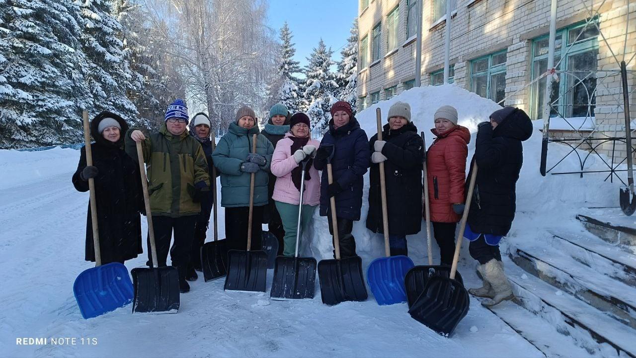 Волонтеры помогают в уборке снега.