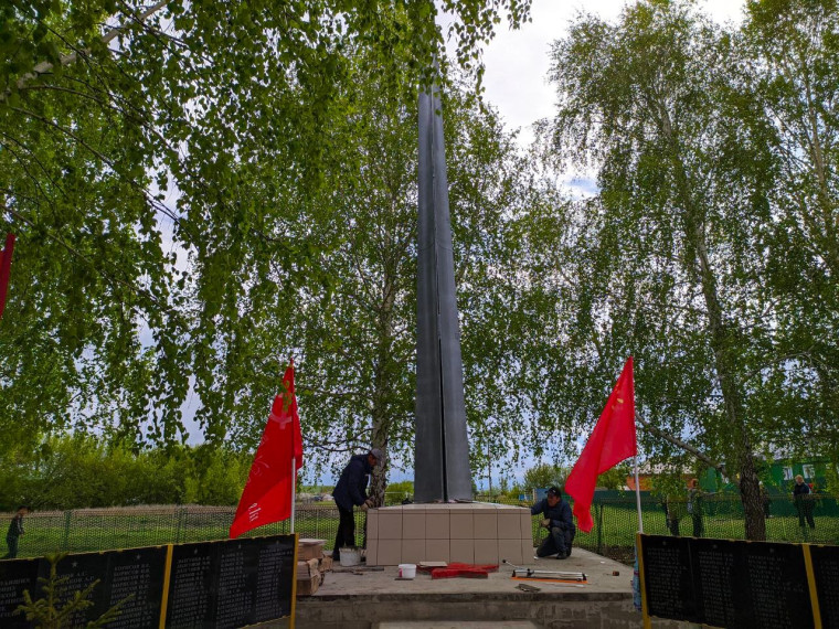 В Новых Алгашах своими силами обновили памятник. В Новых Алгашах своими силами обновили памятник.