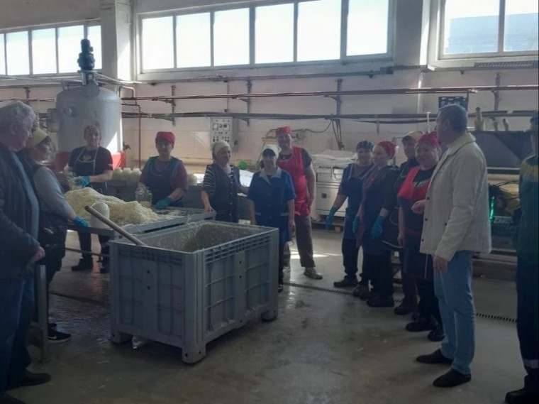 В рамках месячника охраны труда на Нагаткинском перерабатывающем комбинате начальник производства предприятия провел разъяснительную беседу с сотрудниками и с работниками цеха консервации.