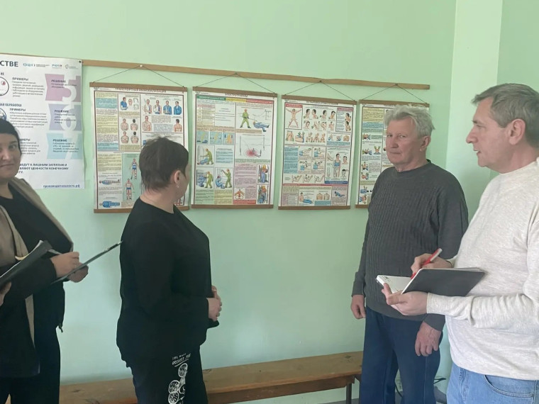 В рамках месячника охраны труда на Нагаткинском перерабатывающем комбинате начальник производства предприятия провел разъяснительную беседу с сотрудниками и с работниками цеха консервации.